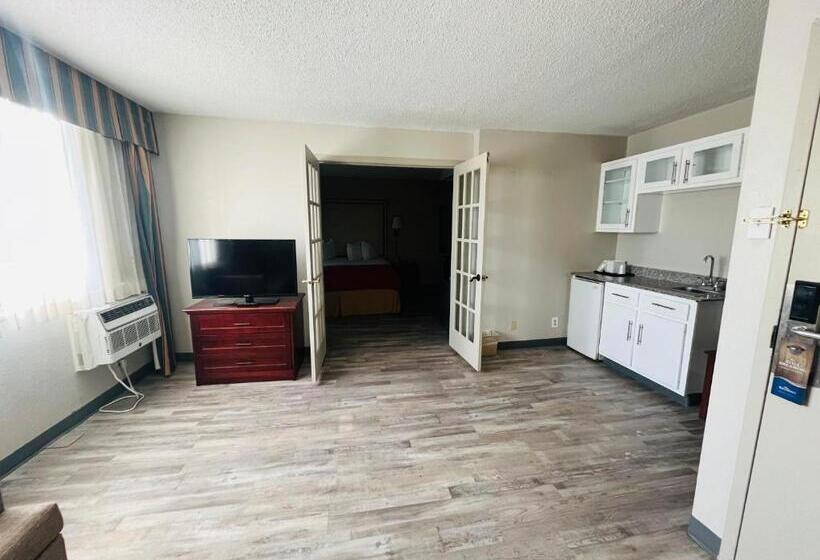 带大床的套房, Baymont By Wyndham Keokuk