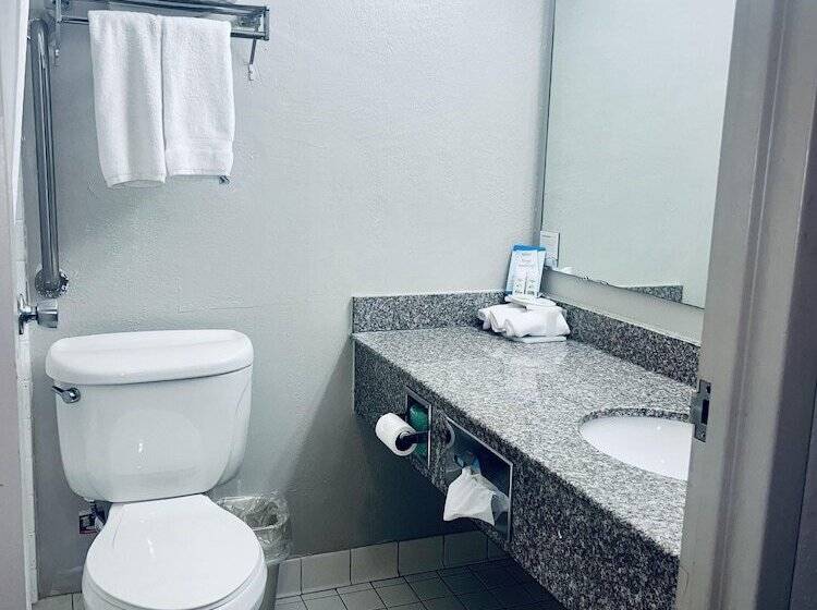 带2个双人床的标准工作室, Baymont By Wyndham Keokuk