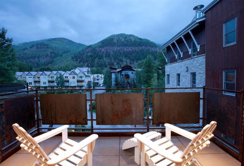 דירת שלושה חדרים, The Auberge Residences At Element 52