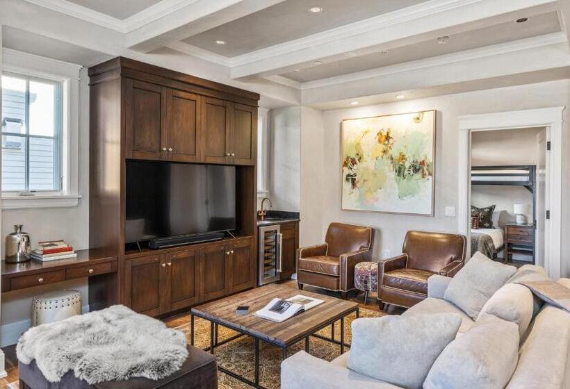 דירת שלושה חדרים, The Auberge Residences At Element 52