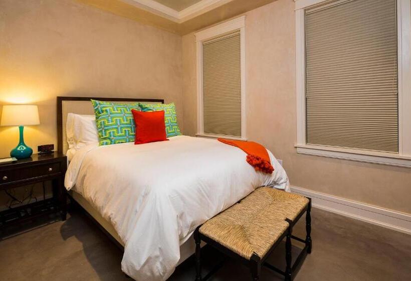 דירת שלושה חדרים, The Auberge Residences At Element 52