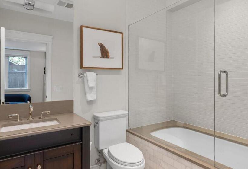 דירת חדר, The Auberge Residences At Element 52