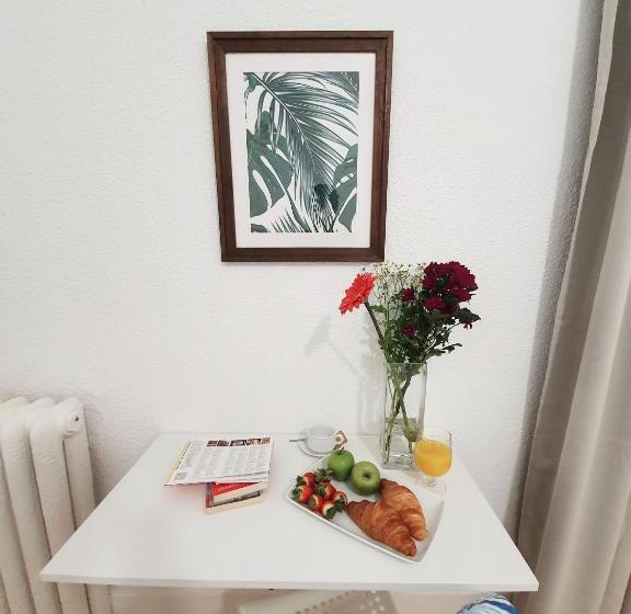 Habitación Triple Estándar, Hostal Alicante