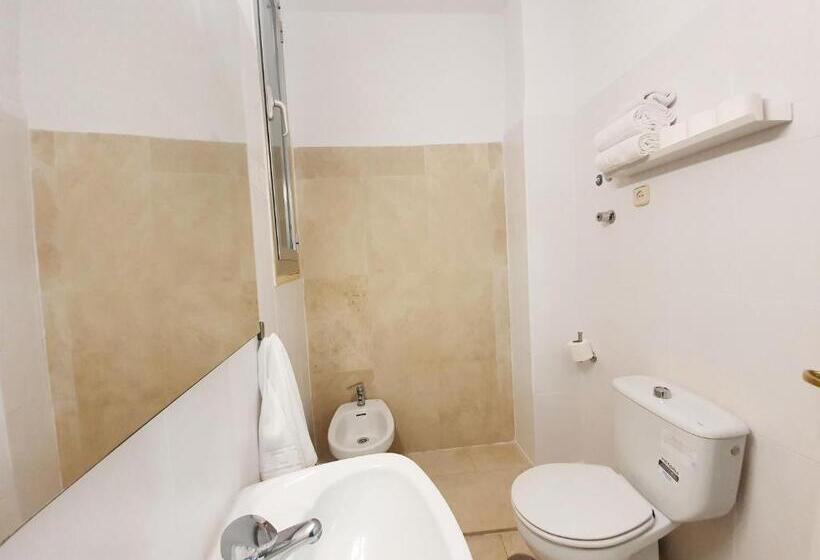Habitación Triple Estándar, Hostal Alicante