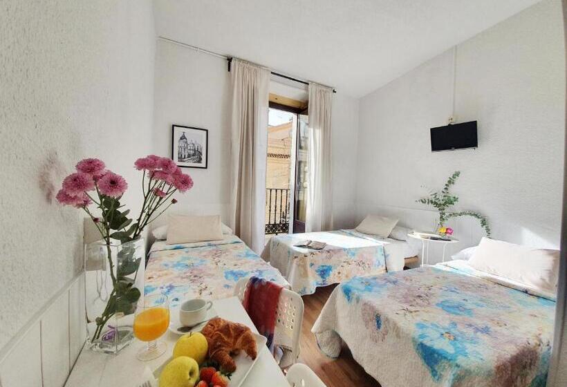 Habitación Triple Estándar, Hostal Alicante