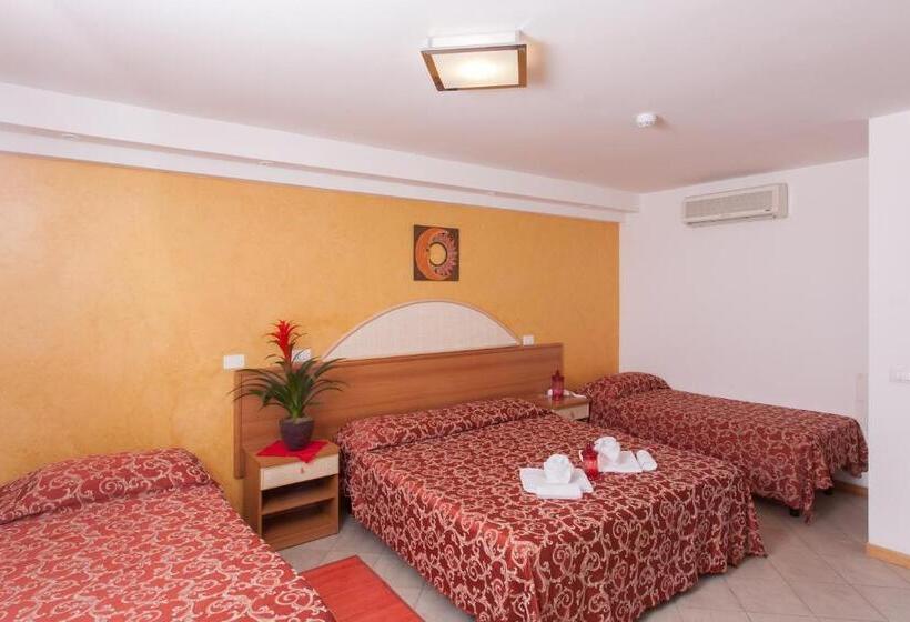 اتاق استاندارد چهارنفره با بالکن, Bahama