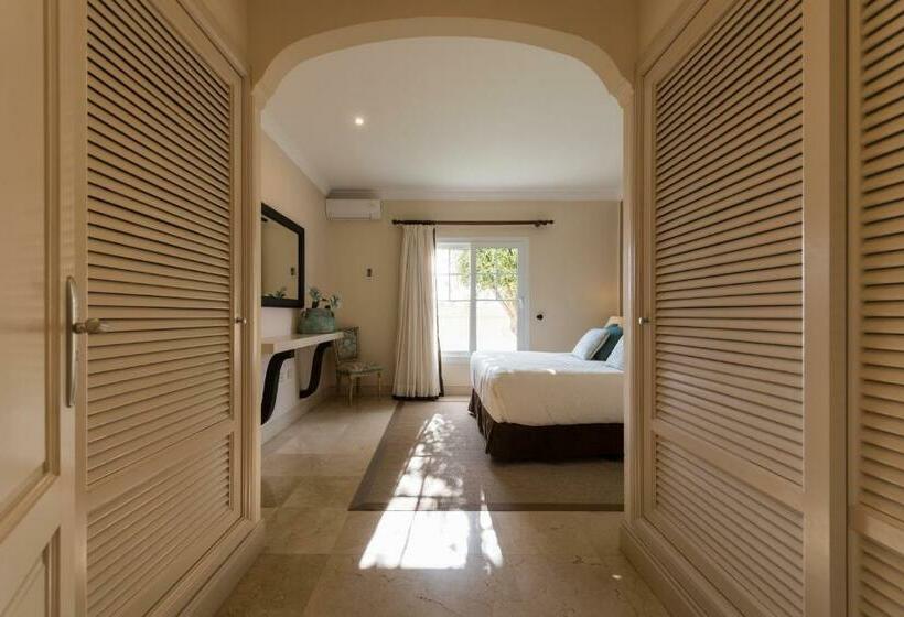 Вилла 3 Спальни с Бассейном, Villas Alondra
