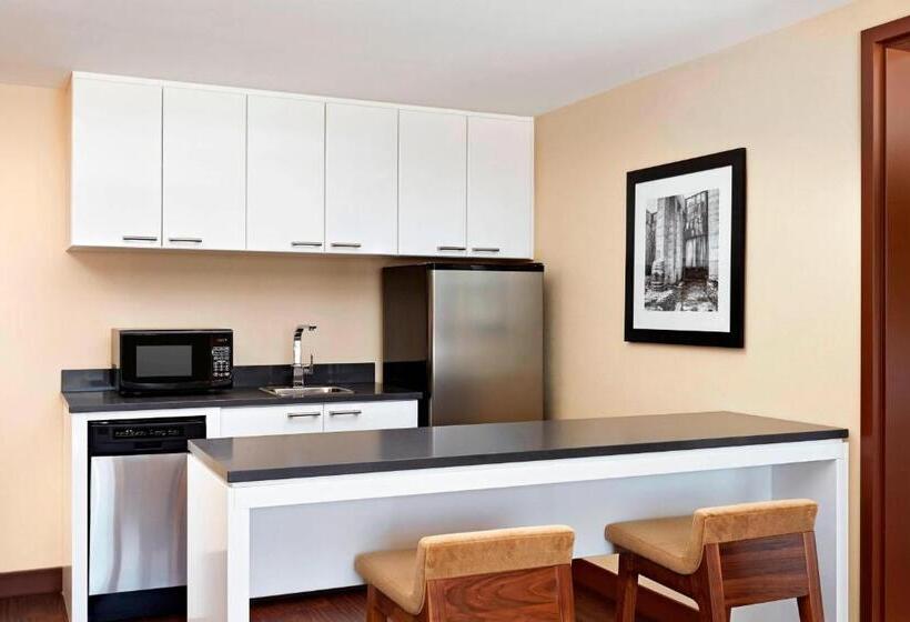 キングサイズベッドのエクゼクティブ, Four Points By Sheraton Kelowna Airport