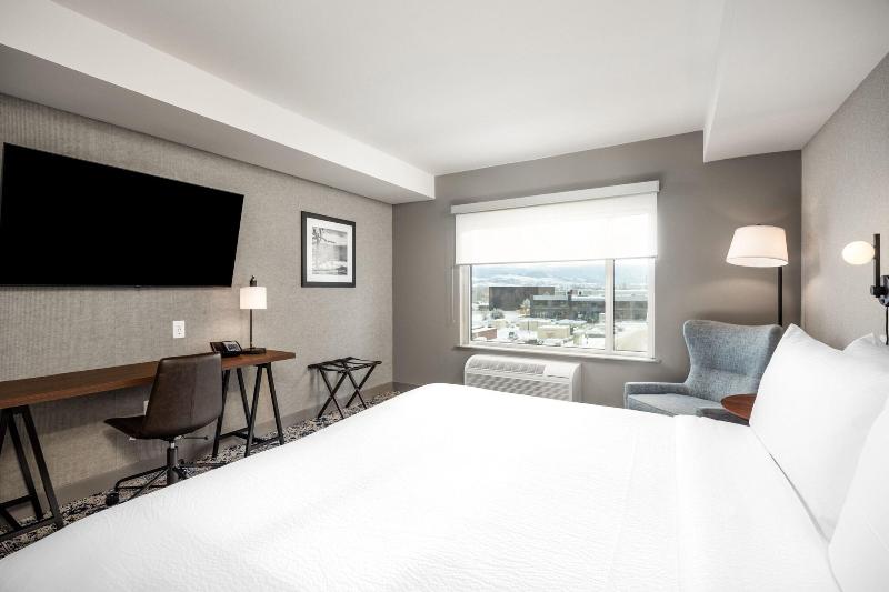 Standard Room King Size Bed, Four Points By Sheraton Kelowna Airport