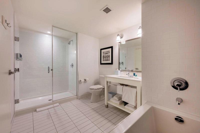Suite King Bed, Four Points By Sheraton Kelowna Airport