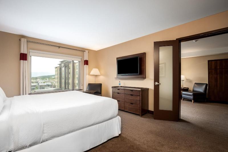 Suite King Bed, Four Points By Sheraton Kelowna Airport