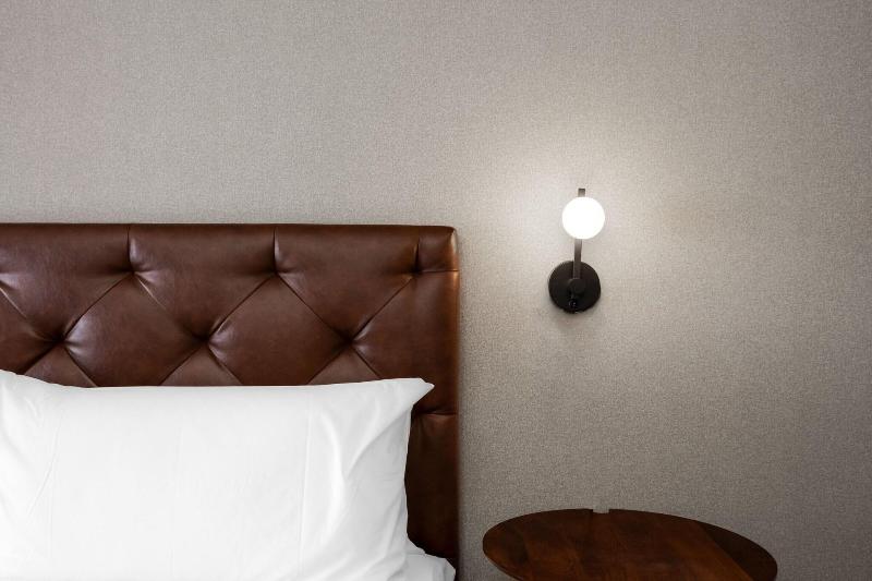 キングサイズベッドのスイートルーム, Four Points By Sheraton Kelowna Airport