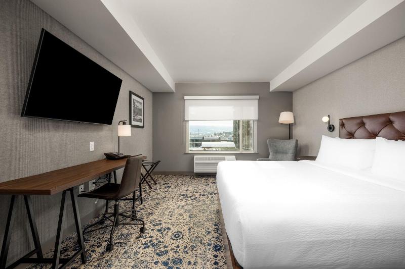 Standard Room King Size Bed, Four Points By Sheraton Kelowna Airport