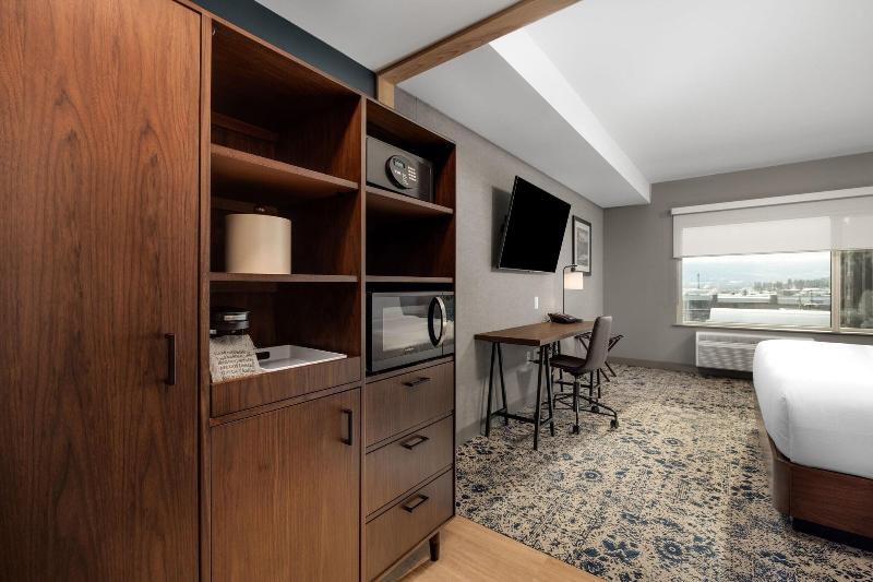 Standard Room King Size Bed, Four Points By Sheraton Kelowna Airport