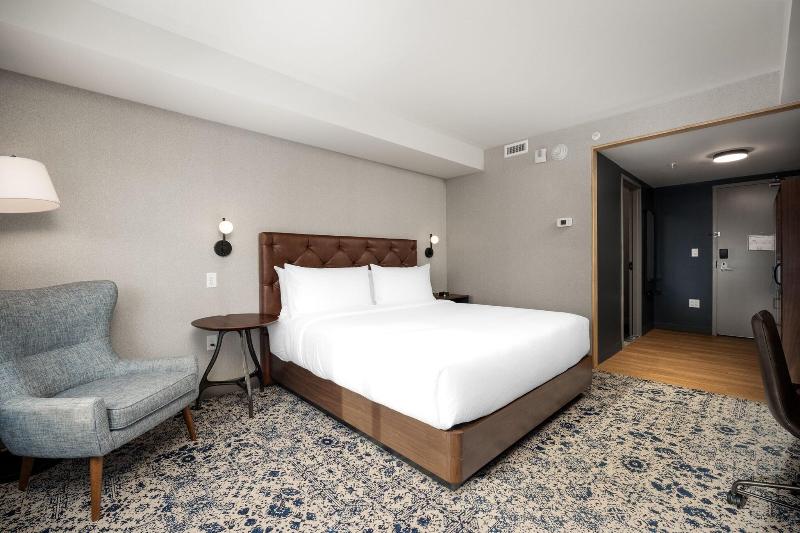 キングサイズベッドのスタンダードルーム, Four Points By Sheraton Kelowna Airport