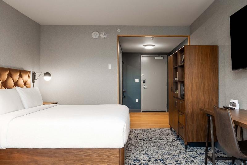 キングサイズベッドのスタンダードルーム, Four Points By Sheraton Kelowna Airport