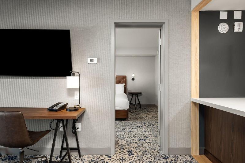 キングサイズベッドのスイートルーム, Four Points By Sheraton Kelowna Airport