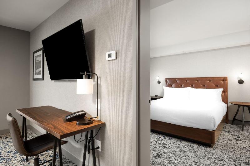 キングサイズベッドのスイートルーム, Four Points By Sheraton Kelowna Airport
