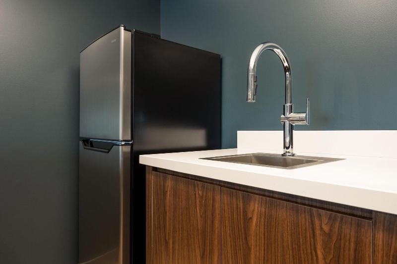 Suite King Bed, Four Points By Sheraton Kelowna Airport