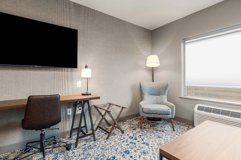 Standard Room King Size Bed, Four Points By Sheraton Kelowna Airport