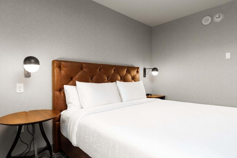キングサイズベッドのスタンダードルーム, Four Points By Sheraton Kelowna Airport