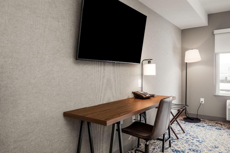 キングサイズベッドのスタンダードルーム, Four Points By Sheraton Kelowna Airport