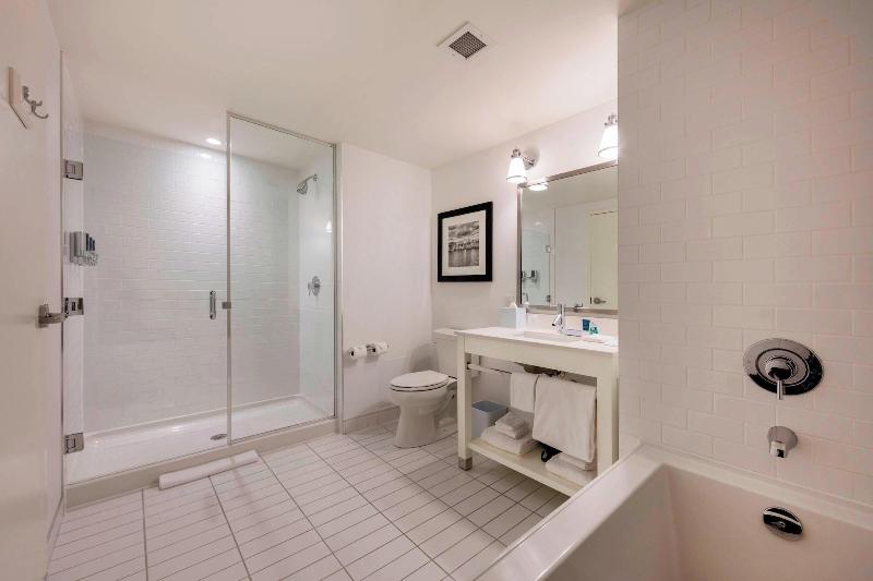 Suite King Bed, Four Points By Sheraton Kelowna Airport