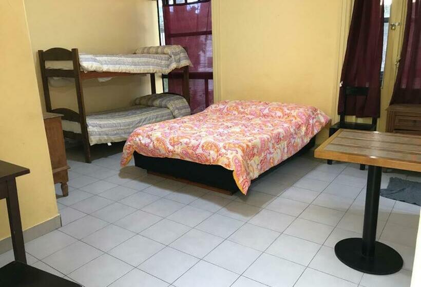 اتاق استاندارد سه نفره, Mitre Suites