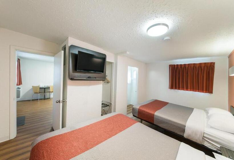 سوییت, Motel 6 Cranbrook, Bc