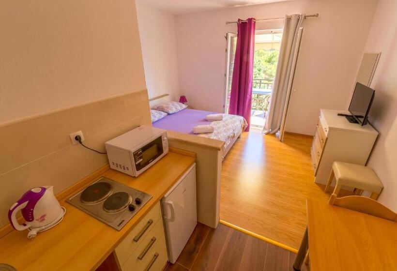Студио Стандарт с Балконом, Rooms Karla