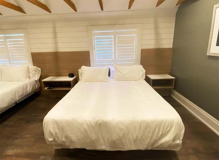 디럭스 룸, Colonial Hotel & Suites
