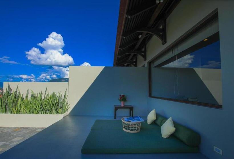 اتاق اجرایی, Luang Prabang View