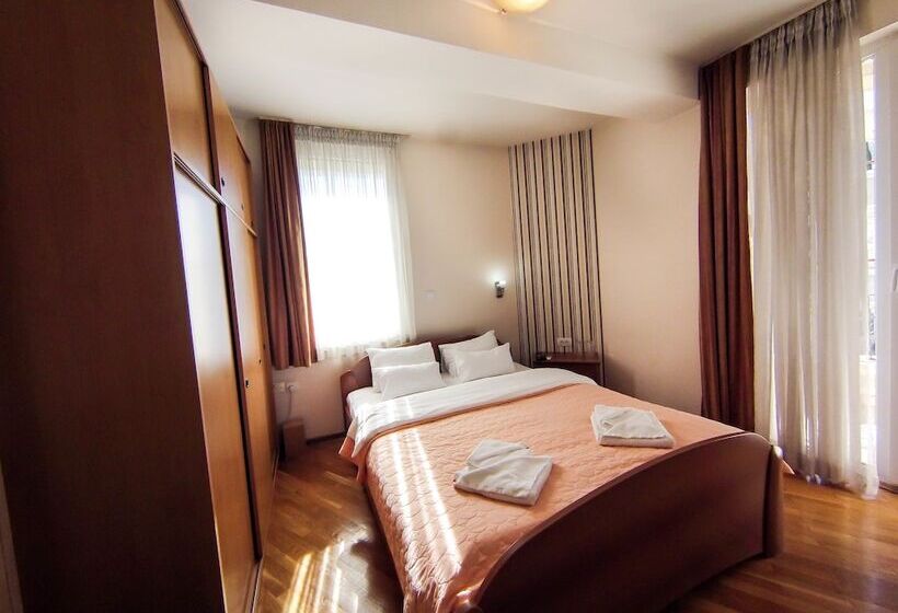 سوییت خانوادگی, Orange Inn