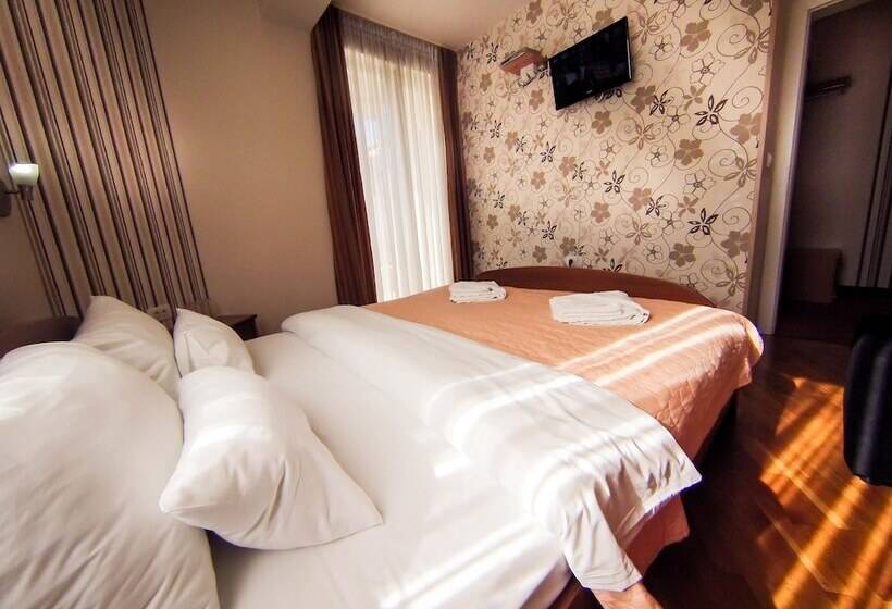 سوییت خانوادگی, Orange Inn