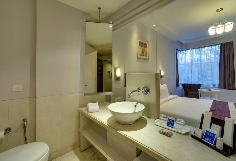 Номер Superior, Sarovar Portico Naraina,