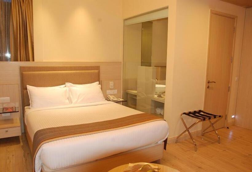 キングサイズベッドのデラックスルーム, Sarovar Portico Naraina,