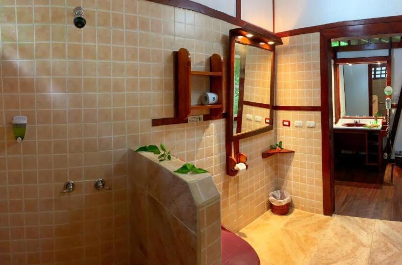 بنجلو قياسى مطلّ علي الحديقة, Namuwoki Lodge