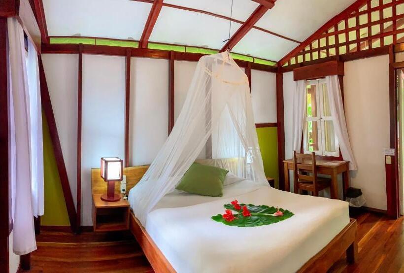 بنجلو قياسى, Namuwoki Lodge
