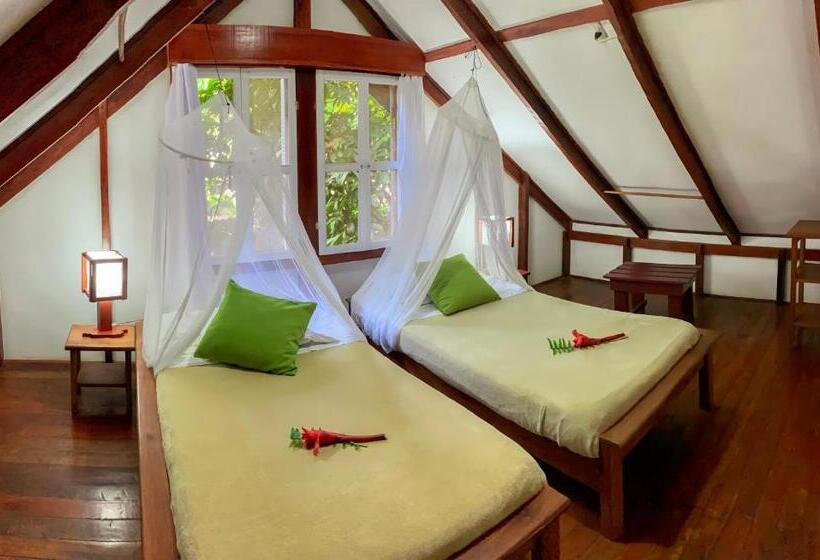 بنجلو عائلى, Namuwoki Lodge