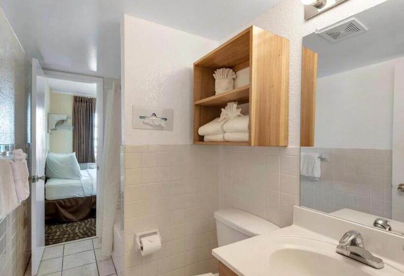 ２ダブルベッドのスタンダードルーム, Ramada By Wyndham Panama City Beach / Beachfront