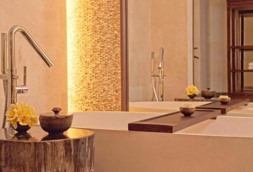 Люкс Кровать Кинг, Intercontinental Bali Sanur Resort, An Ihg