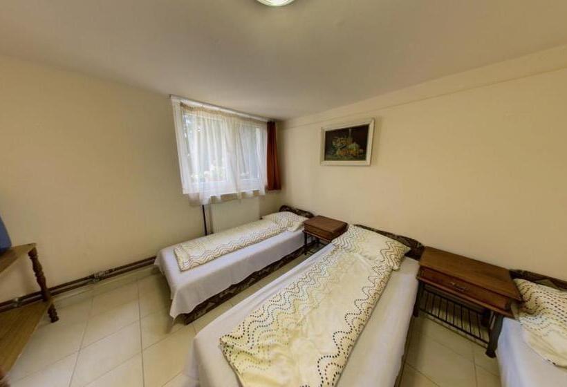 ファミリールーム, Strand Motel, Vígadó Csárda