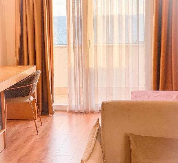 جناح جونيور, Amfora Hotel & Spa