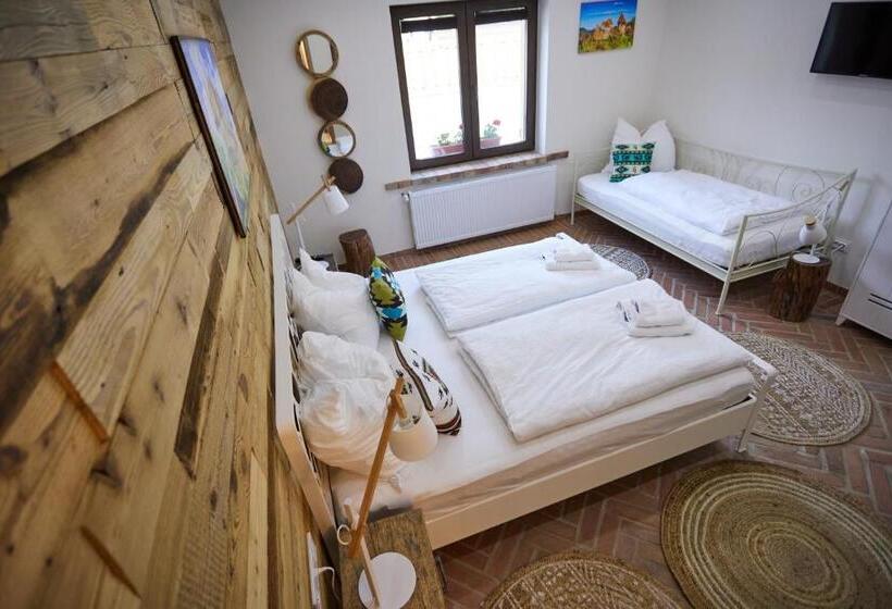 اتاق استاندارد سه تخته با چشم‌انداز استخر, Complex Butoaiele Transilvaniei   Cazare & Spa   Natura   Relaxare