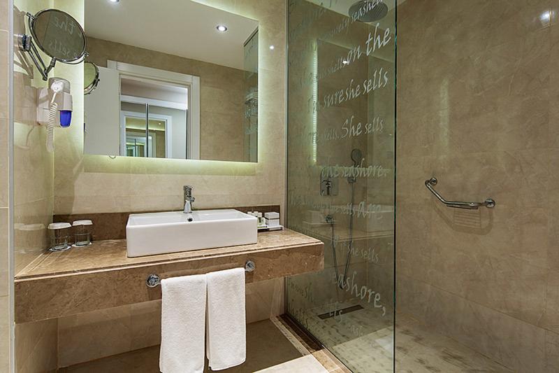 اتاق اساندارد با چشم‌انداز جانبی به دریا, Seashell Resort & Spa
