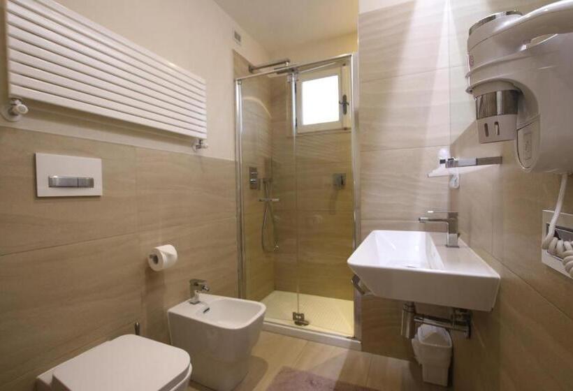 اتاق استاندارد سه نفره با چشم‌انداز کنار دریا, Villa Margherita