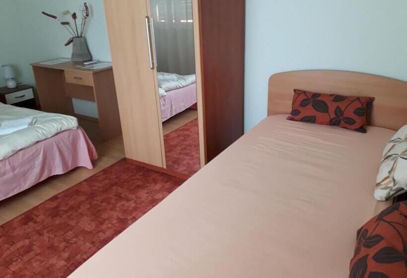 Трехместный Номер Стандарт с Балконом, Piac Utcai Apartman