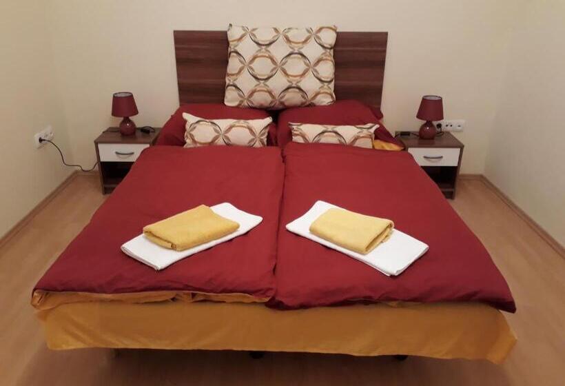 Трехместный Номер Стандарт с Балконом, Piac Utcai Apartman