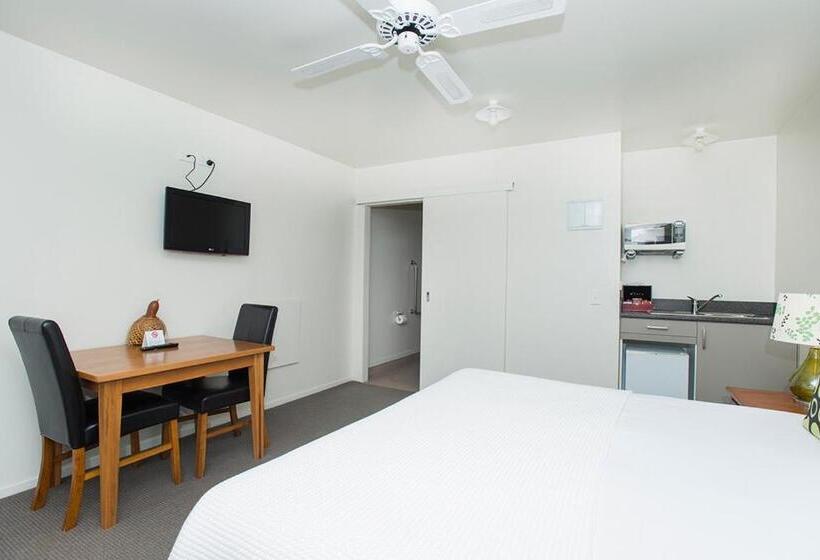 스탠다드 스튜디오, Ahikaa Gisborne Motel