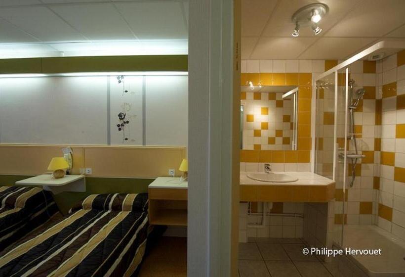 Номер Стандарт Трехместный, Hôtel Restaurant La Crèche Et Sa Piscine Intérieure   Logis Hôtels